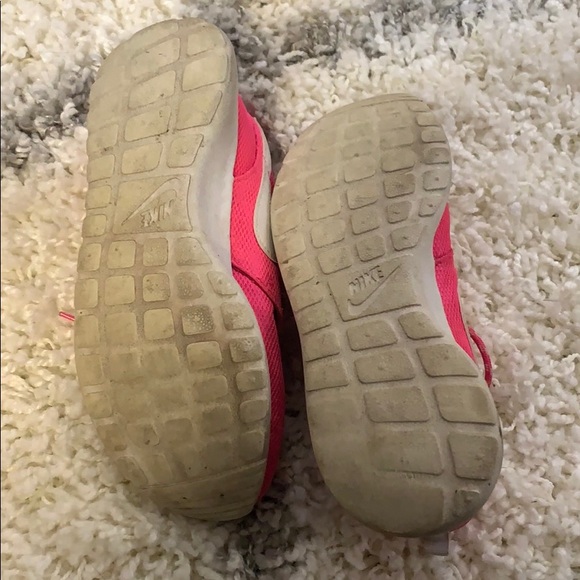 ~PINK AND WHITE NIKE ROSHE RUN SHOES~ - Picture 3 of 4